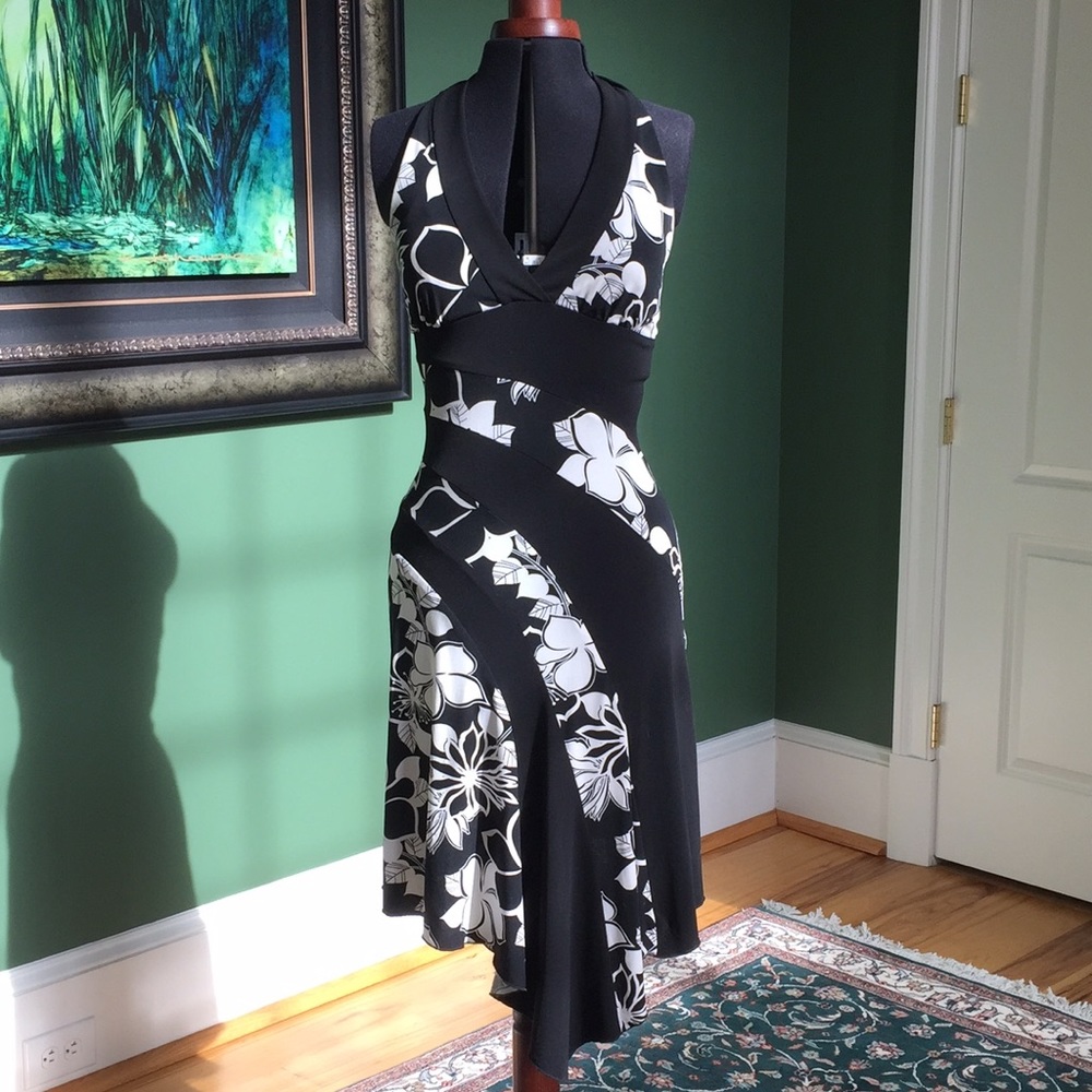👗Black & White Halter Dress👗